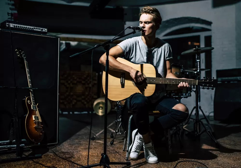 Gitaristlik Yapan Ogrenci 5