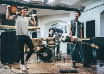 Elektro ve Bas Gitar Arasındaki Fark Nedir?