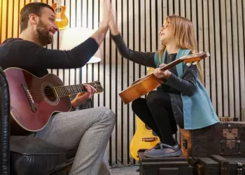 Gitar ve Ukulele Arasındaki Fark – Her Telli Çalgı Kendine Özgüdür!