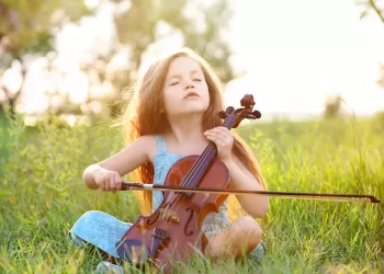 Keman Eğitiminin Çocuk Gelişimine Katkıları – Çocuklar Kemanla Büyüyor!
