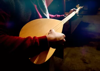 Bağlama Eğitimi Ne Kadar Sürer? – Türkülere Hayat Verin!