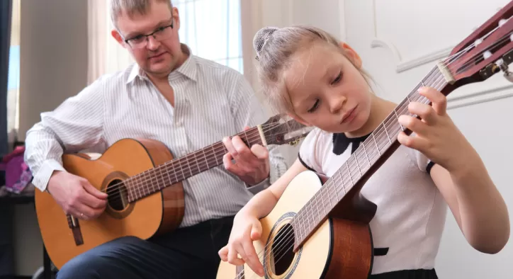 8 Yaş Gitar Eğitimi Nasıl Olmalı? – Müzikle Erken Yaşta Tanışsınlar!