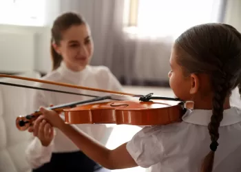 8 Yaş Keman Eğitimi Nasıl Olmalı? – Çok Yönlü Gelişim İçin Müzikten Yararlanın!