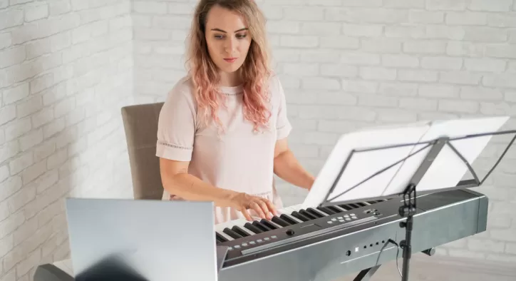 Online Piyano Kursu Olur Mu? – Piyano Çalmak İnternetten Öğrenilir Mi?