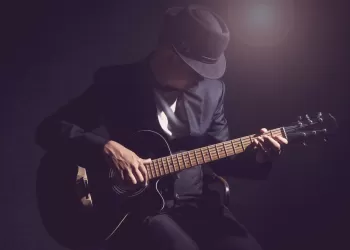 Elektro Gitar Çalan Kişiye Ne Denir?