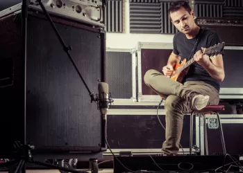 Elektro Gitar Çalmak İçin Neler Gerekli?