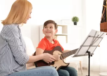 Elektro Gitar Öğrenmek Zor mu?