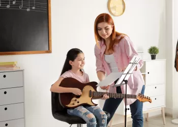 Elektro mu Daha Zor Klasik Gitar mı?