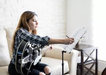 Evde Elektro Gitar Çalınır mı?