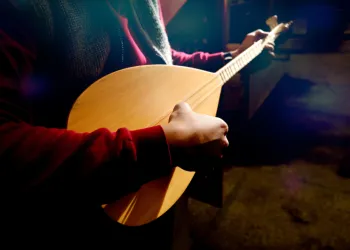 Bağlama Öğrenirken Hangi Şarkılar ve Türküler Çalışılmalı? Seviyelere Göre Rehber