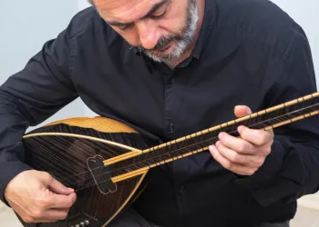 Bağlama Çalarken Doğru Tutuş Nasıl Olmalı?