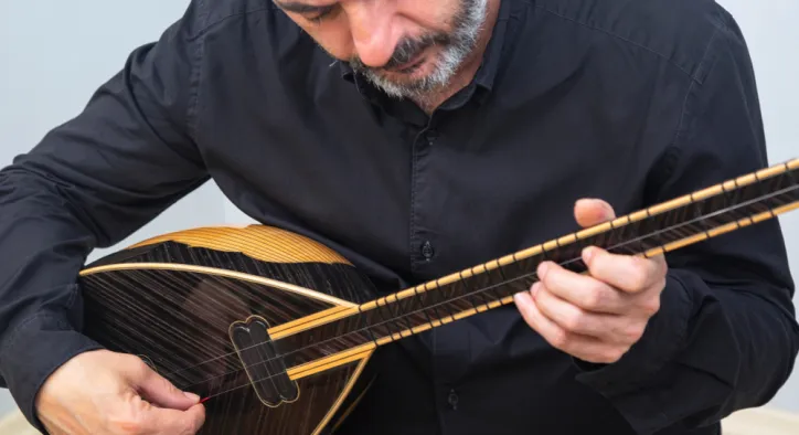 Bağlama Çalarken Doğru Tutuş Nasıl Olmalı?