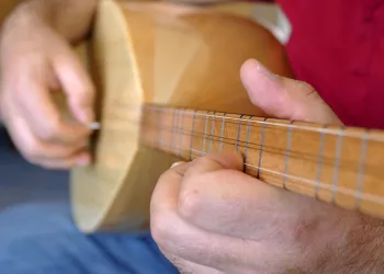 Bağlama Kursu Almadan Öğrenilir mi? Kendi Kendine Öğrenme Rehberi