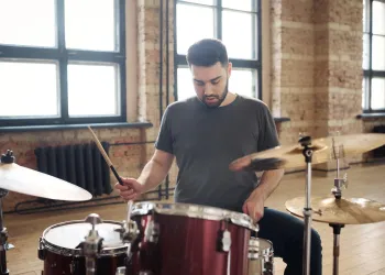 Bateri Kursunda Birebir Eğitim mi, Grup Dersi mi Daha Etkili?