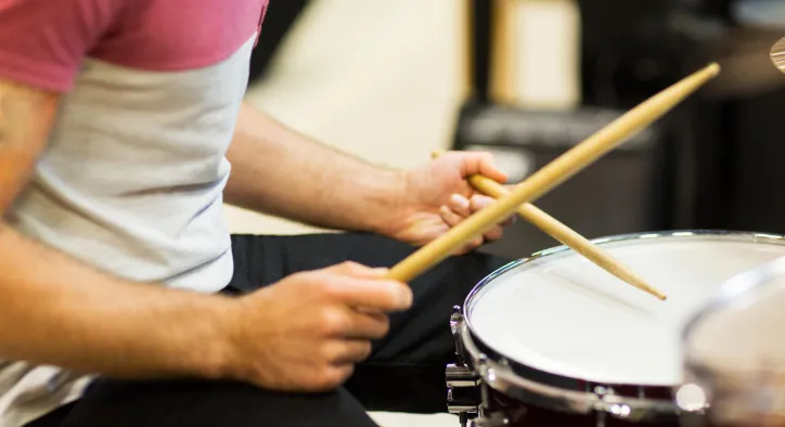 Adım Adım Ritim Duygusu Nasıl Geliştirilir? (Bilimsel Yöntemler ve Evde Yapılacak 10 Pratik Egzersiz)