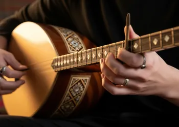 Yetişkinler İçin Bağlama Kursu: "Bu Yaştan Sonra Olur mu?" Demeyin, Hayallerinizi Ertelemeyin!