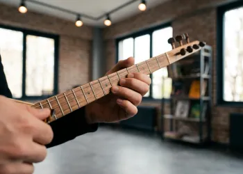 Bağlama Tutuş Teknikleri: Doğru Pozisyon ve El Yerleşimi